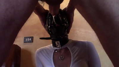 Лаура дар пошна, интихоби модел, видео 2021, гулӯи чуқур бо ҳалқаҳои сершумор